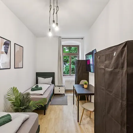 Monteurwohnung Bis 16 Personen Wlan, Waschmaschine, Smart-tv, Balkon