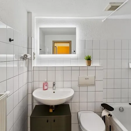 Monteurwohnung Bis 16 Personen Wlan, Waschmaschine, Smart-tv, Balkon *