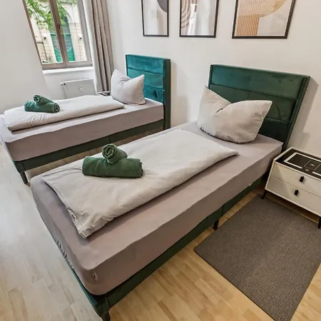 Monteurwohnung Bis 16 Personen Wlan, Waschmaschine, Smart-tv, Balkon * Chemnitz