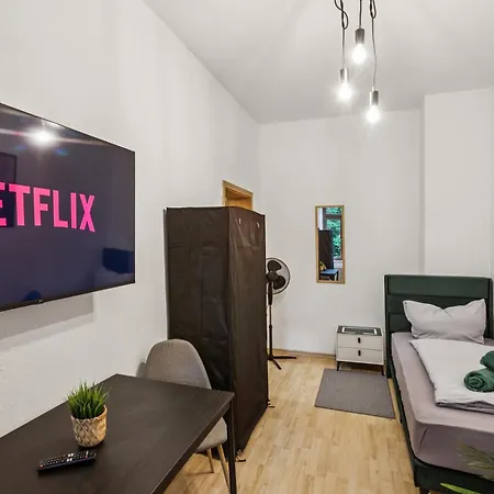 Monteurwohnung Bis 16 Personen Wlan, Waschmaschine, Smart-tv, Balkon