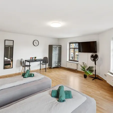 Monteurwohnung Bis 16 Personen Wlan, Waschmaschine, Smart-tv, Balkon * Chemnitz